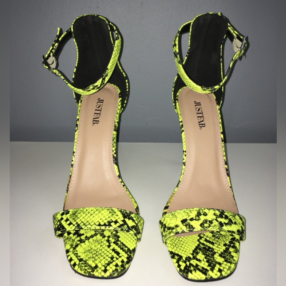 🐍 JustFab “Gia” Ankle Strap Neon Green Snakeskin Print Heeled Sandals — EUC